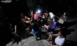 Mất điện, người dân phải ra sân hóng mát giữa đêm. Ảnh: Viên Minh 