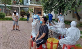 Lực lượng y tế Đắk Lắk test nhanh COVID-19 cho người dân năm 2021 