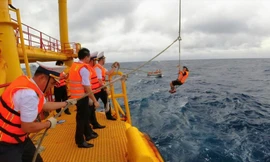 Đoàn công tác tiếp cận nhà giàn bằng dây thừng 