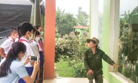 Anh Quận chỉn chu trong bộ quân phục mỗi khi giới thiệu ý nghĩa khu vườn cho các em học sinh