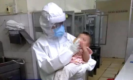 Bác sĩ Thanh Thúy đang cho em bé bú