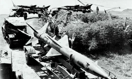 Phóng viên Tiền Phong tìm hiểu, khai thác tư liệu về Chiến thắng “Hà Nội - Điện Biên Phủ trên không”, tháng 12/2022 ẢNH: NGUYỄN MINH 