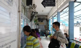 Thân nhân người bệnh đóng tiền viện phí tại Bệnh viện Ung Bướu 