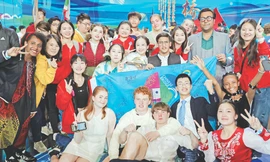 Lê Nguyệt Quỳnh (cầm cúp) cùng thí sinh nước ngoài sau chung kết cuộc thi Nhịp cầu Hán ngữ toàn thế giới 2023 Ảnh: NVCC 