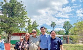 Bí thư thứ nhất T.Ư Đoàn Bùi Quang Huy cùng bố con chú Jose Alberty và tác giả ở ngoại ô La Habana