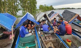 Ông Chát cùng nhóm ăn cơm sáng ẢNH: HÒA HỘI 