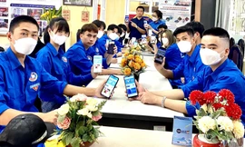 Đoàn viên ĐH Sư phạm Thể dục thể thao hào hứng cập nhật thông tin đoàn viên lên hệ thống 