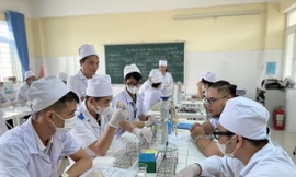 Sinh viên Trường Trung cấp Y tế Đặng Văn Ngữ, Viện Sốt rét-Ký sinh trùng-Côn trùng T.Ư trong giờ học thực hành. Ảnh: NGHIÊM HUÊ