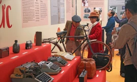 Vừa trú mưa vừa ngắm kỷ vật của các nhà thơ trong Nhà Ký ức Ảnh: N.M.HÀ 