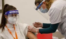 Theo CDC Mỹ, tiêm vắc-xin ngừa COVID-19 làm giảm nguy cơ mắc bệnh nặng hoặc tử vong tới 10 lần Ảnh: AP 