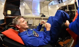 Ông John McFall chuẩn bị trong máy ly tâm