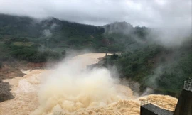 Hồ thủy điện xả lũ 