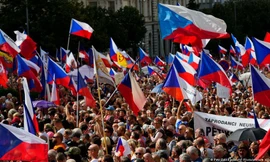 Cuối tuần qua, hàng vạn người tập trung tại trung tâm thủ đô Praha của Cộng hòa Séc để phản đối chính sách kinh tế và đối ngoại của chính phủ nước nàyẢnh: AP 