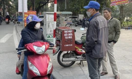 Khách đến tìm thợ mộc 