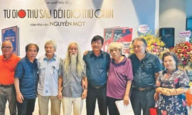 Nguyễn Một chụp hình chung với các nhà văn trong buổi ra mắt cuốn sách mới nhất: “Từ giờ thứ 6 đến giờ thứ 9” 