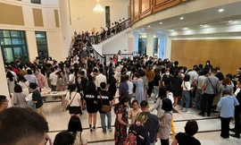  Khán giả đứng chật sảnh Học Viện Âm Nhạc Quốc Gia trước buổi biểu diễn “Những ca khúc Việt cổ”