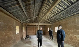 Anh Nguyễn Mạnh Tùng cùng cộng sự kiểm tra lại các kết cấu, hạng mục trình tường khi bàn giao. Ảnh: Như Ý 