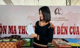 Chị H Zu Ni giới thiệu sản phẩm cà phê truyền thống 