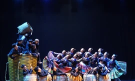 Vở “Gánh núi trên lưng” khắc họa cuộc sống của người dân vùng cao do Hải Trường dàn dựng 