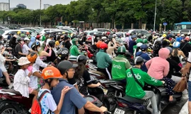 Chạy Grab hoặc làm shipper (người chuyển hàng) là một trong những công việc được sinh viên ưu tiên lựa chọn làm thêm Ảnh: Như Ý 