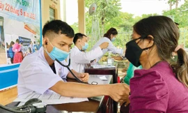 Nhiều y, bác sĩ ở Tây Nguyên nghỉ việc: Giữ chân cách nào? 