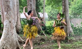 Hai nghệ sĩ ưu tú tham gia buổi biểu diễn thời trang ở VQG Cát Tiên 