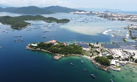 Khu vực biển Tập đoàn Posco dự kiến làm nhà máy thép tại vịnh Vân Phong Ảnh: CÔNG HOAN