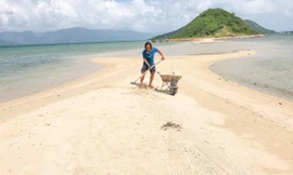 Anh Đại Anh nhặt rác trên thủy đạo Điệp Sơn