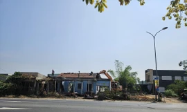 Gia đình bà Bùi Thị Nuôi đồng ý tháo dỡ nhà cửa bàn giao mặt bằng nhưng vẫn tiếp tục kiện chính quyền