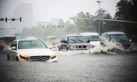 Ngập úng phố thành sông tại Hà Nội 