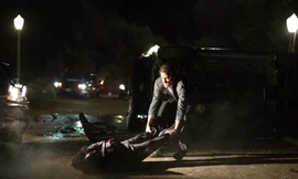 Lou Bloom di chuyển xác nạn nhân để tạo hiện trường giả nhằm bắt trọn được góc quay đẹp Nguồn: Open Road Films