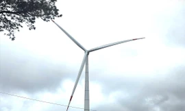 Một trụ điện gió ở Đắk Nông chưa đưa vào sử dụng 