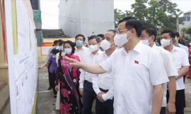 Chủ tịch Quốc hội và các thành viên Hội đồng Bầu cử Quốc gia đi kiểm tra công tác chuẩn bị bầu cử 