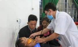 Cán bộ y tế huyện Ea Súp thăm khám sức khỏe cho trẻ em 