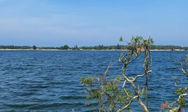 Biển nước với độ sâu -34 m ở moong mỏ sau khi dừng bóc đất tầng phủ 