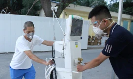 Máy thở được đưa đến Trung tâm Hồi sức COVID-19 