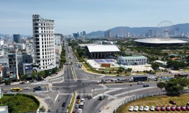 Đường 2-9 sầm uất với nhiều công trình với thiết kế độc đáo, tạo nên nút giao giữa quá khứ và hiện tại trong lòng phố biển ảnh: Giang thanh