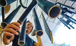 Trong chiếc chuông gió, tiếng ngân vang là âm thanh chính, tiếng phản âm chỉ là âm thanh phụ. Nhưng vấn đề phải xử lý làm sao cho tiếng phản âm hoà vào hợp âm tiếng ngân