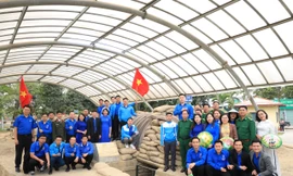 Đoàn đại biểu tìm hiểu tại hầm Đờ Cát (De Castries). Nơi này, Tướng De Castries và toàn bộ Bộ Chỉ huy của quân Pháp đã bị quân ta bắt sống, kết thúc thắng lợi cuộc đấu tranh gian khổ của quân và dân ta