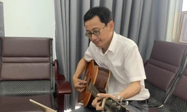 Bài hát “Con bố mẹ là cán bộ Đoàn” được bác sĩ Tôn Thất Toàn phổ nhạc từ bài thơ cùng tên của sinh viên Phương Uyên Ảnh THỤC HIỀN 