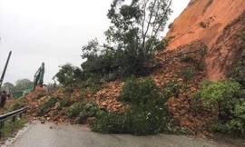 Khu vực sạt lở núi tại xã Sơn Kim 1 chia cắt đường lên Cửa khẩu Cầu Treo