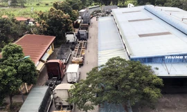 Ôtô xếp hàng dài chờ đăng kiểm tại Trung tâm Đăng kiểm 15-01V Ảnh: Nguyễn Hoàn 