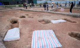 Vết tích các hố đào trộm bên cạnh các bộ hài cốt còn sót lại ở di chỉ Vườn Chuối