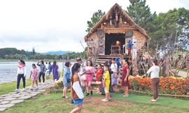 Nhà sàn Tây Nguyên được phục dựng ven hồ Xuân Hương 