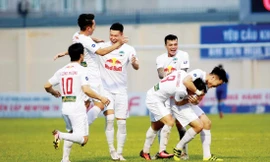 Các cầu thủ HAGL ăn mừng chiến thắng trước Đông Á Thanh Hóa chiều 28/4 ảnh: Anh Tú