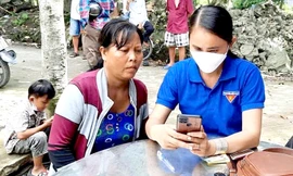 Cán bộ Đoàn Thanh niên ở Hậu Giang đi từng nhà vận động, hướng dẫn người dân cài đặt, sử dụng dịch vụ công trực tuyến, thanh toán không tiền mặt trên điện thoại thông minh Ảnh: Cảnh Kỳ