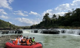 Du khách tham gia chèo thuyền trên sông 