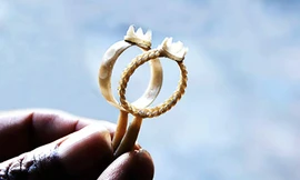 Cặp khuôn nhẫn làm bằng sáp ong 