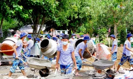 Tuổi trẻ HVHQ giúp nhân dân xã miền núi Khánh Trung (huyện Khánh Vĩnh, tỉnh Khánh Hòa) xây dựng khuôn viên trường mầm non 