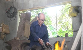 Ở tuổi “xế chiều”, cụ Thức vẫn đỏ lửa, quai búa mỗi ngày